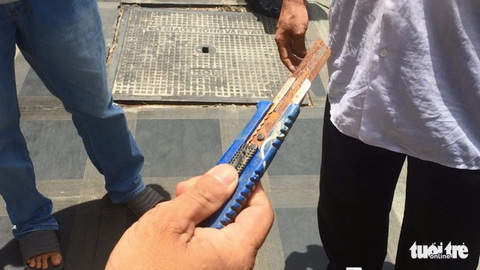 Clip tài xế taxi dù cầm dao rọc giấy rượt thanh tra giao thông - Ảnh 5. Clip tài xế taxi dù cầm dao rọc giấy rượt thanh tra giao thông - Ảnh 5.