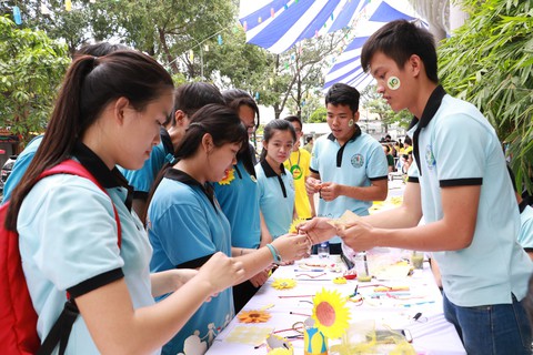 Sinh viên thức xuyên đêm, bán hàng gây quỹ vì em nhỏ - Ảnh 6. Sinh viên thức xuyên đêm, bán hàng gây quỹ vì em nhỏ - Ảnh 6.