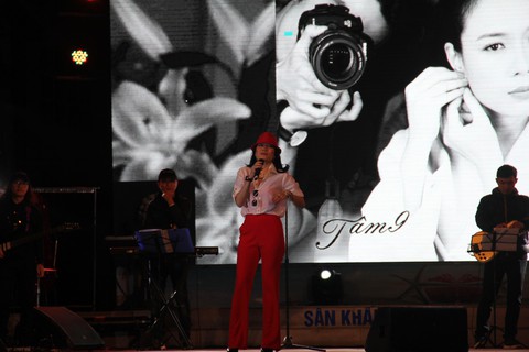 Khán giả Đà Nẵng hát cùng Mỹ Tâm trong gió lạnh - Ảnh 7. Khán giả Đà Nẵng hát cùng Mỹ Tâm trong gió lạnh - Ảnh 7.