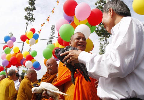 Hàng ngàn người cầu siêu cho nạn nhân tai nạn giao thông - Ảnh 5. Hàng ngàn người cầu siêu cho nạn nhân tai nạn giao thông - Ảnh 5.