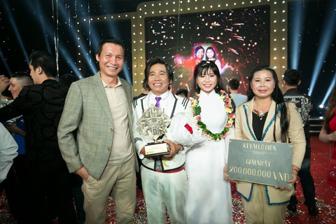 Kỳ tài lộ diện 2017: Cha con ảo thuật gia Hoàng Khang thành quán quân - Ảnh 5. Kỳ tài lộ diện 2017: Cha con ảo thuật gia Hoàng Khang thành quán quân - Ảnh 5.
