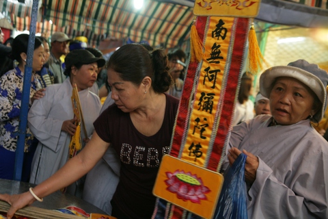 Tiễn đưa nghệ sĩ Khánh Nam trong cơn mưa Sài Gòn buổi sớm - Ảnh 6. Tiễn đưa nghệ sĩ Khánh Nam trong cơn mưa Sài Gòn buổi sớm - Ảnh 6.