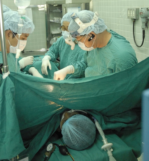 Nâng độn quá to, đập mặt làm lại gây nhiều biến chứng - Ảnh 1. Nâng độn quá to, đập mặt làm lại gây nhiều biến chứng - Ảnh 1.