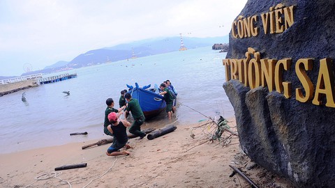 Nha Trang: người lo lắng, kẻ thờ ơ chống bão - Ảnh 7. Nha Trang: người lo lắng, kẻ thờ ơ chống bão - Ảnh 7.