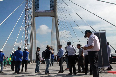 Hợp long Cầu Cao Lãnh nối đôi bờ sông Tiền - Ảnh 2. Hợp long Cầu Cao Lãnh nối đôi bờ sông Tiền - Ảnh 2.