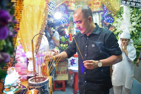 Đám tang nghệ sĩ Khánh Nam - vui buồn gửi lại đất trời… - Ảnh 7. Đám tang nghệ sĩ Khánh Nam - vui buồn gửi lại đất trời… - Ảnh 7.