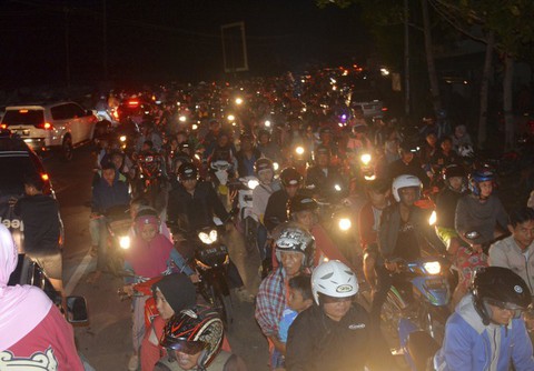 Động đất 6,9 độ Richter ở Indonesia, ít nhất 2 người chết - Ảnh 7. Động đất 6,9 độ Richter ở Indonesia, ít nhất 2 người chết - Ảnh 7.