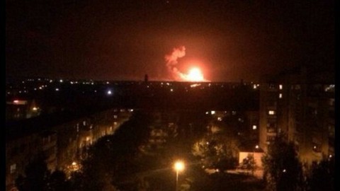 Nổ kho chứa tên lửa ở Ukraine, dân kéo nhau di tản - Ảnh 2. Nổ kho chứa tên lửa ở Ukraine, dân kéo nhau di tản - Ảnh 2.