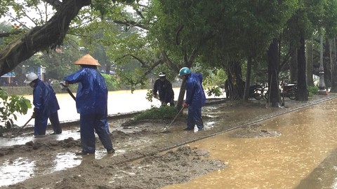 Nước các sông ở Huế đã hạ, người dân đội mưa dọn bùn - Ảnh 1. Nước các sông ở Huế đã hạ, người dân đội mưa dọn bùn - Ảnh 1.