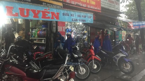Nước các sông ở Huế đã hạ, người dân đội mưa dọn bùn - Ảnh 4. Nước các sông ở Huế đã hạ, người dân đội mưa dọn bùn - Ảnh 4.
