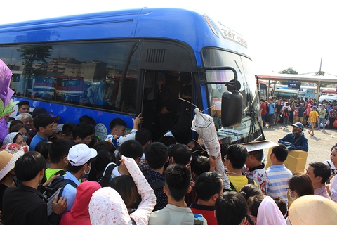 Người dân về nghỉ lễ 2-9, cửa ngõ Hà Nội kẹt cứng - Ảnh 5. Người dân về nghỉ lễ 2-9, cửa ngõ Hà Nội kẹt cứng - Ảnh 5.