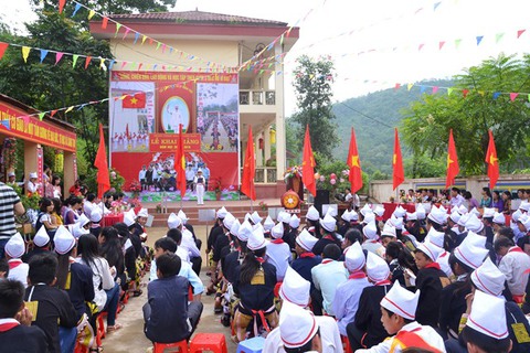 Vùng lũ Phìn Ngan khai giảng năm học mới - Ảnh 2. Vùng lũ Phìn Ngan khai giảng năm học mới - Ảnh 2.