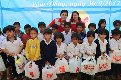Mang trăng sáng Trung thu lên cho trẻ em vùng cao - Ảnh 9. Mang trăng sáng Trung thu lên cho trẻ em vùng cao - Ảnh 9.