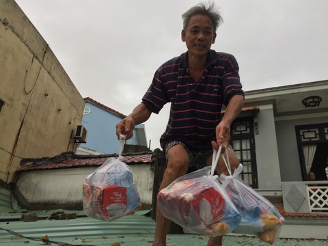 Những hộp cơm nóng ấm lòng bà con vùng lũ Hội An - Ảnh 6. Những hộp cơm nóng ấm lòng bà con vùng lũ Hội An - Ảnh 6.