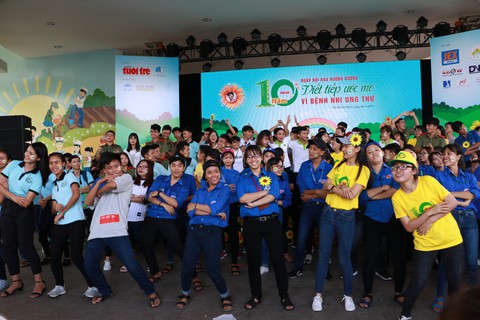 Sinh viên thức xuyên đêm, bán hàng gây quỹ vì em nhỏ - Ảnh 7. Sinh viên thức xuyên đêm, bán hàng gây quỹ vì em nhỏ - Ảnh 7.