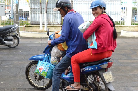 Dòng người tay xách nách mang về nhà với nụ cười tươi rói - Ảnh 7. Dòng người tay xách nách mang về nhà với nụ cười tươi rói - Ảnh 7.