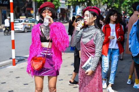 Thời trang đường phố độc lạ tại Vietnam International Fashion Week - Ảnh 11. Thời trang đường phố độc lạ tại Vietnam International Fashion Week - Ảnh 11.