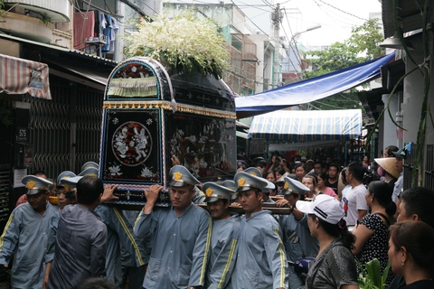 Tiễn đưa nghệ sĩ Khánh Nam trong cơn mưa Sài Gòn buổi sớm - Ảnh 8. Tiễn đưa nghệ sĩ Khánh Nam trong cơn mưa Sài Gòn buổi sớm - Ảnh 8.