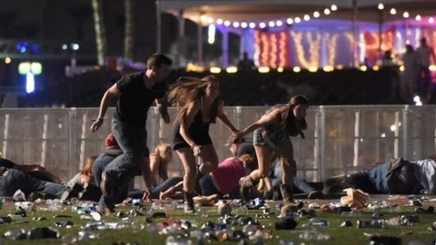 Người Mỹ bối rối về động cơ của hung thủ vụ xả súng Las Vegas - Ảnh 1. Người Mỹ bối rối về động cơ của hung thủ vụ xả súng Las Vegas - Ảnh 1.