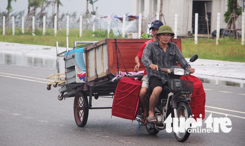 Miền Trung bắt đầu mưa lớn, dân hối hả chạy bão số 10 - Ảnh 3. Miền Trung bắt đầu mưa lớn, dân hối hả chạy bão số 10 - Ảnh 3.