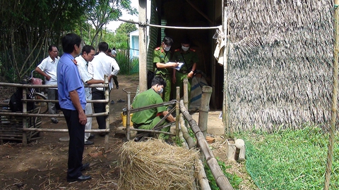 Bắt hai nghi phạm thiếu niên sát hại một phụ nữ cướp bông tai - Ảnh 1. Bắt hai nghi phạm thiếu niên sát hại một phụ nữ cướp bông tai - Ảnh 1.