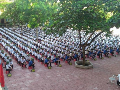 Cả trường đội…nón cối đi khai giảng - Ảnh 1. Cả trường đội…nón cối đi khai giảng - Ảnh 1.
