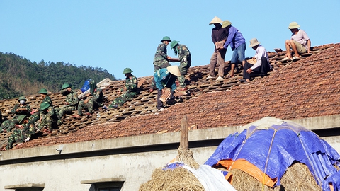Nghĩa tình bạn đọc Tuổi Trẻ giúp dân vùng bão dựng nhà - Ảnh 11. Nghĩa tình bạn đọc Tuổi Trẻ giúp dân vùng bão dựng nhà - Ảnh 11.
