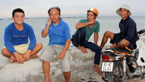 Ninh Thuận kiên quyết đưa 32 người trên bè thủy sản vào bờ - Ảnh 1. Ninh Thuận kiên quyết đưa 32 người trên bè thủy sản vào bờ - Ảnh 1.
