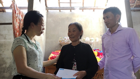 Nghĩa tình bạn đọc Tuổi Trẻ giúp dân vùng bão dựng nhà - Ảnh 1. Nghĩa tình bạn đọc Tuổi Trẻ giúp dân vùng bão dựng nhà - Ảnh 1.