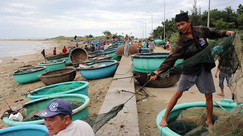 Ninh Thuận kiên quyết đưa 32 người trên bè thủy sản vào bờ - Ảnh 2. Ninh Thuận kiên quyết đưa 32 người trên bè thủy sản vào bờ - Ảnh 2.