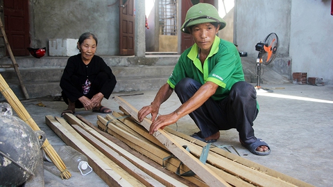 Nghĩa tình bạn đọc Tuổi Trẻ giúp dân vùng bão dựng nhà - Ảnh 3. Nghĩa tình bạn đọc Tuổi Trẻ giúp dân vùng bão dựng nhà - Ảnh 3.