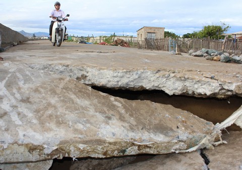 Kè biển liên tiếp gãy sập bất thường nghi do nạo vét - Ảnh 3. Kè biển liên tiếp gãy sập bất thường nghi do nạo vét - Ảnh 3.