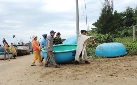 Ninh Thuận khẩn trương sơ tán dân tránh bão số 14 - Ảnh 2. Ninh Thuận khẩn trương sơ tán dân tránh bão số 14 - Ảnh 2.