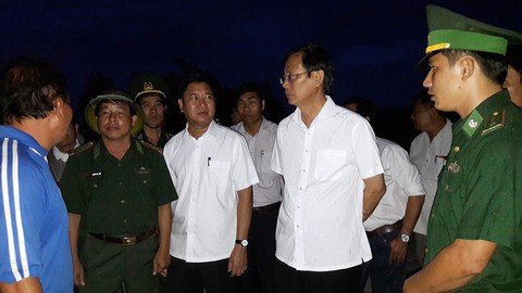 Ninh Thuận kiên quyết đưa 32 người trên bè thủy sản vào bờ - Ảnh 3. Ninh Thuận kiên quyết đưa 32 người trên bè thủy sản vào bờ - Ảnh 3.