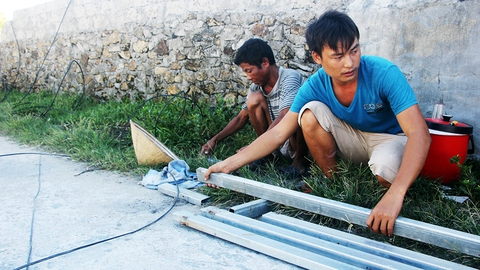 Nghĩa tình bạn đọc Tuổi Trẻ giúp dân vùng bão dựng nhà - Ảnh 6. Nghĩa tình bạn đọc Tuổi Trẻ giúp dân vùng bão dựng nhà - Ảnh 6.