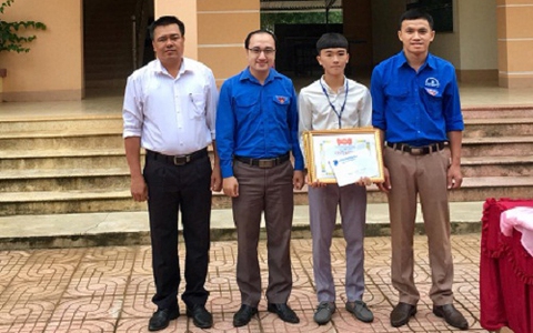 Khen thưởng học sinh cứu người đuối nước - Ảnh 1. Khen thưởng học sinh cứu người đuối nước - Ảnh 1.