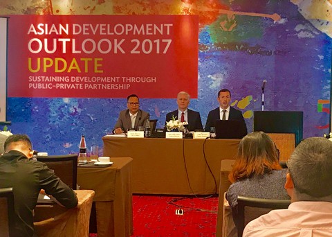 Dầu thô khiến ADB dự báo tăng trưởng Việt Nam còn 6,3% - Ảnh 1. Dầu thô khiến ADB dự báo tăng trưởng Việt Nam còn 6,3% - Ảnh 1.
