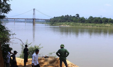 Tìm thấy thi thể 2 nữ sinh nghi tự vẫn ở sông Lam - Ảnh 1. Tìm thấy thi thể 2 nữ sinh nghi tự vẫn ở sông Lam - Ảnh 1.