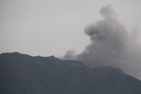 Núi lửa Agung phun trào, hàng ngàn người Indonesia tháo chạy - Ảnh 2. Núi lửa Agung phun trào, hàng ngàn người Indonesia tháo chạy - Ảnh 2.