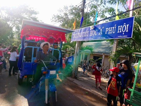 Anh Hội đã có xe mới chở học sinh - Ảnh 1. Anh Hội đã có xe mới chở học sinh - Ảnh 1.