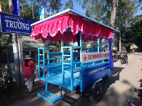 Anh Hội đã có xe mới chở học sinh - Ảnh 4. Anh Hội đã có xe mới chở học sinh - Ảnh 4.