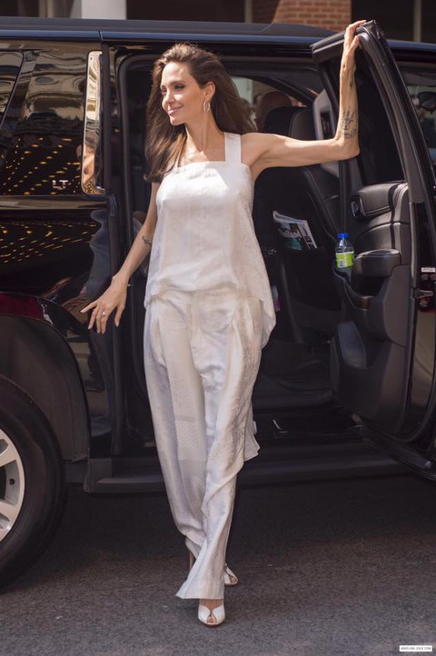 Bộ ảnh Angelina Jolie với thân hình cũng siêu ốm ở Toronto - Ảnh 10. Bộ ảnh Angelina Jolie với thân hình cũng siêu ốm ở Toronto - Ảnh 10.