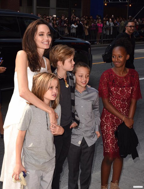 Bộ ảnh Angelina Jolie với thân hình cũng siêu ốm ở Toronto - Ảnh 6. Bộ ảnh Angelina Jolie với thân hình cũng siêu ốm ở Toronto - Ảnh 6.