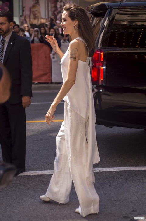 Bộ ảnh Angelina Jolie với thân hình cũng siêu ốm ở Toronto - Ảnh 11. Bộ ảnh Angelina Jolie với thân hình cũng siêu ốm ở Toronto - Ảnh 11.