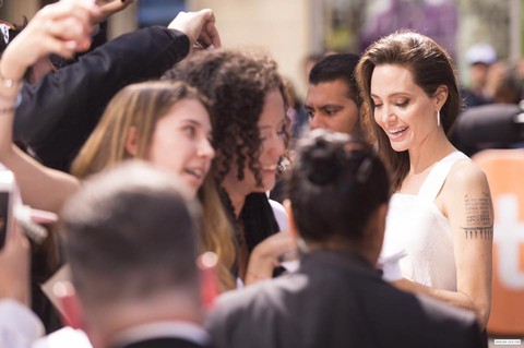 Bộ ảnh Angelina Jolie với thân hình cũng siêu ốm ở Toronto - Ảnh 8. Bộ ảnh Angelina Jolie với thân hình cũng siêu ốm ở Toronto - Ảnh 8.