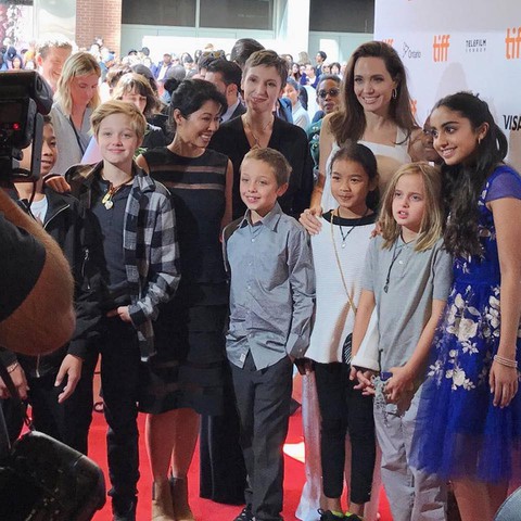 Bộ ảnh Angelina Jolie với thân hình cũng siêu ốm ở Toronto - Ảnh 9. Bộ ảnh Angelina Jolie với thân hình cũng siêu ốm ở Toronto - Ảnh 9.