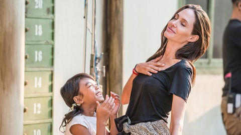 Góc nhìn đậm nữ tính về chế độ Pol Pot qua phim của Angelina Jolie - Ảnh 4. Góc nhìn đậm nữ tính về chế độ Pol Pot qua phim của Angelina Jolie - Ảnh 4.
