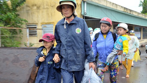 Tiền Giang, Bạc Liêu sơ tán hàng trăm ngàn dân tránh bão - Ảnh 1. Tiền Giang, Bạc Liêu sơ tán hàng trăm ngàn dân tránh bão - Ảnh 1.