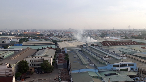 Chung cư bị khói khủng bố, dân dọn nhà lánh nạn - Ảnh 1. Chung cư bị khói khủng bố, dân dọn nhà lánh nạn - Ảnh 1.