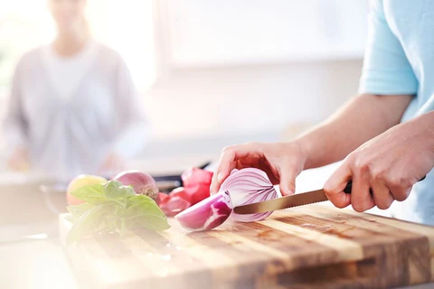 Cứ cắt hành là… khóc, vì sao? - Ảnh 1. Cứ cắt hành là… khóc, vì sao? - Ảnh 1.